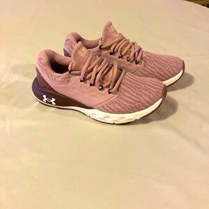 UNDER ARMOUR Womens Charged Vantage size 6.5 walking/running shoes.